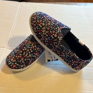 NWT-Gigil-3-blue floral with white soles.-slip on shoes. Textile upper